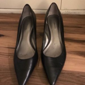 Crofts and Barrow 7 M leather pumps kitten heal